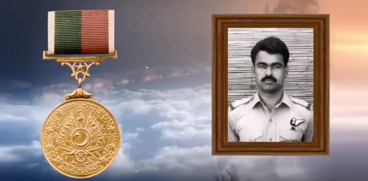 1971 کی جنگ کے ہیرو  فلائٹ لیفٹیننٹ غلام مرتضیٰ شہید کو پاک فضائیہ کا زبردست خراج عقیدت پیش