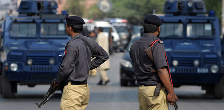 کراچی: ڈیفنس میں پولیس سے مقابلے میں 2 ملزمان شدید زخمی، علاقہ فائرنگ سے گونج