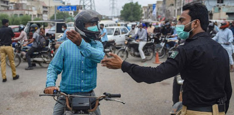 دوسروں کا ویکسین سرٹیفکیٹ چیک کرنے والے خود ٹیکہ نہ لگوا سکے