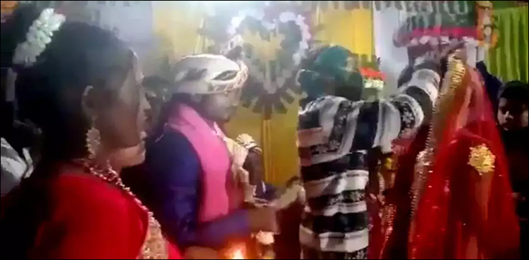 شادی کے دوران دلہن کی مانگ میں سندور کسی اور نے بھر دیا، دلہا ہکا بکا، ویڈیو وائرل