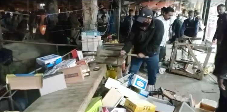 لیاقت آباد میں رات گئے تجاوزات کے خلاف آپریشن، 12 افراد گرفتار