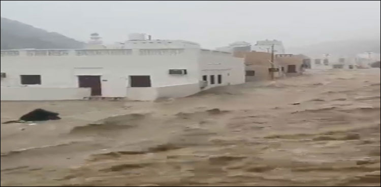 مسقط میں موسلا دھار بارشوں سے تباہ کن سیلاب