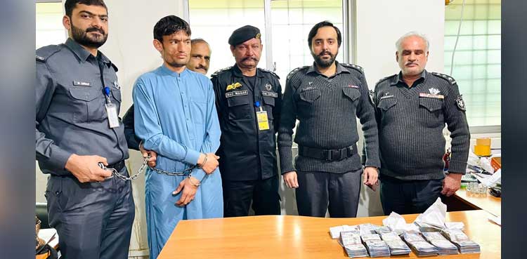 لاہور ایئرپورٹ  پر  مسافر سے 4 لاکھ 40 ہزار سعودی ریال برآمد
