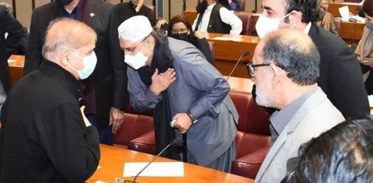 ‘ پارلیمان میں قادر فالودے والے کی منظور پاپڑ والے سے ملاقات’