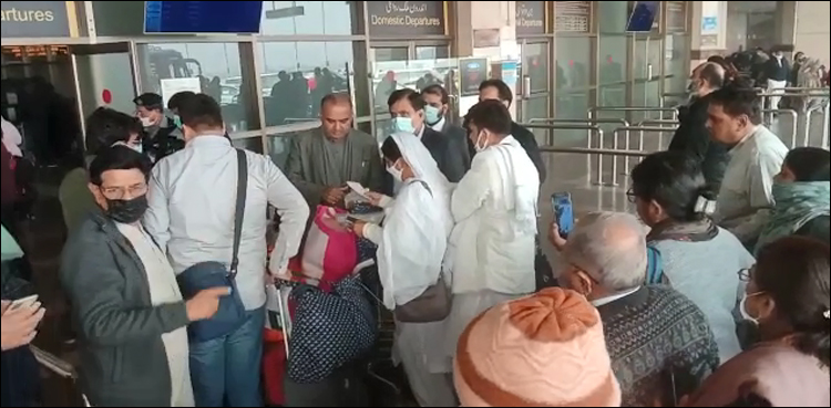 پرواز کی اجازت نہ ملنے کے باوجود ہندو یاتری پاکستان پہنچ گئے