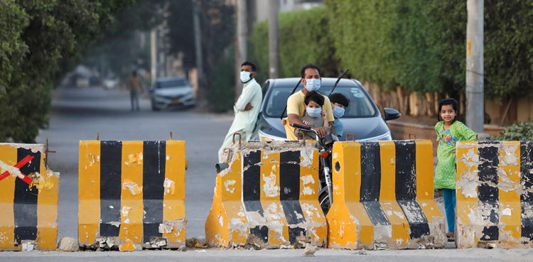 کراچی :اومیکرون کے بڑھتے ہوئے کیسز نے خطرے کی گھنٹی بجادی ،مزید علاقوں میں لاک ڈاؤن نافذ