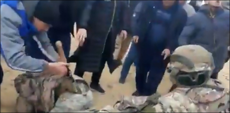 قازقستان: مشتعل شہریوں نے فوجی گاڑی گھیر کر اہلکاروں کو پکڑ لیا (ویڈیو)