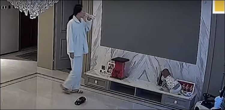 کام میں مصروف ماں نے بچے کو چوٹ لگنے سے کیسے بچایا؟ دل پگھلا دینے والی ویڈیو