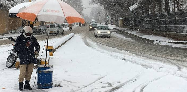 مری میں شدید برفباری، انتظامیہ کا سیاحوں سے متعلق بڑا فیصلہ