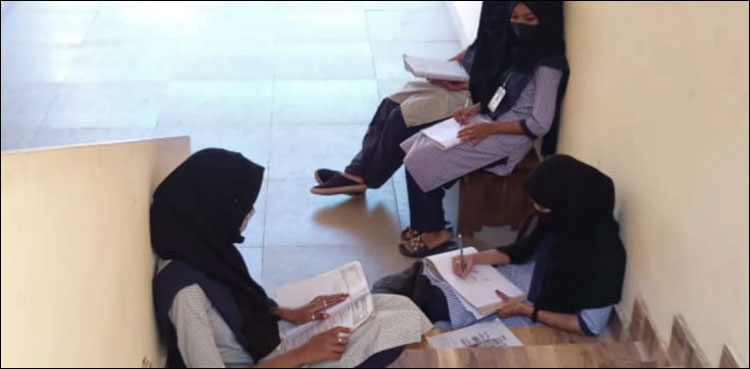 بھارت: سرکاری کالج کا باحجاب لڑکیوں کے خلاف شرمناک قدم