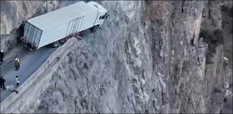 وہ غلطی جو ٹرک کو موت کے دہانے پر لے آئی
