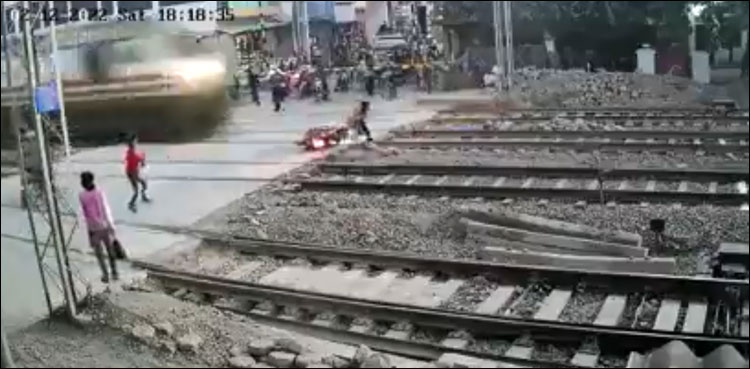 ریلوے ٹریک پر بائیک پھنس گئی، دل دہلا دینے والی ویڈیو