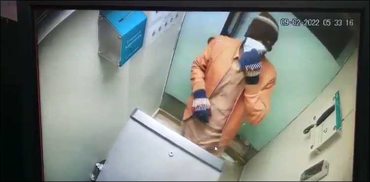 ہالی ووڈ ایکشن فلموں سے متاثر ملزمان نے کراچی میں اے ٹی ایم اکھاڑنے کی واردات کیسے کی؟ (ویڈیوز)