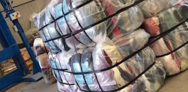 جامع کلاتھ مارکیٹ کے قریب چھاپہ، 5 ٹرک اسمگل شدہ کپڑا برآمد