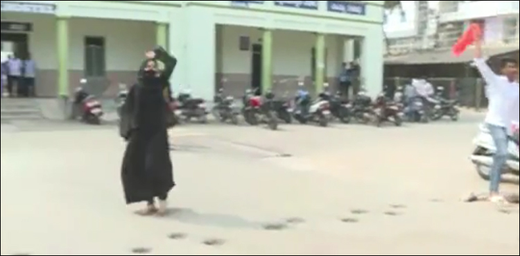 بھارت: نہتی لڑکی کے اللہ اکبر کے نعروں نے انتہا پسند ہندوؤں کے دل دہلا دیے (ویڈیو)