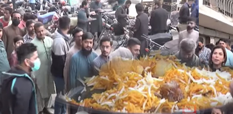 کراچی میں ’جمعہ بریانی‘ کھانے کے لیے قطاریں لگ گئیں