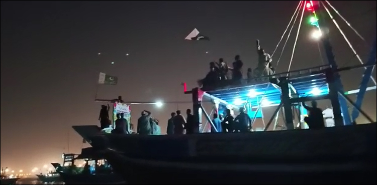 ماہی گیروں نے کراچی پورٹ چینل سے 2 ہزار سے زائد لانچیں ہٹا دیں