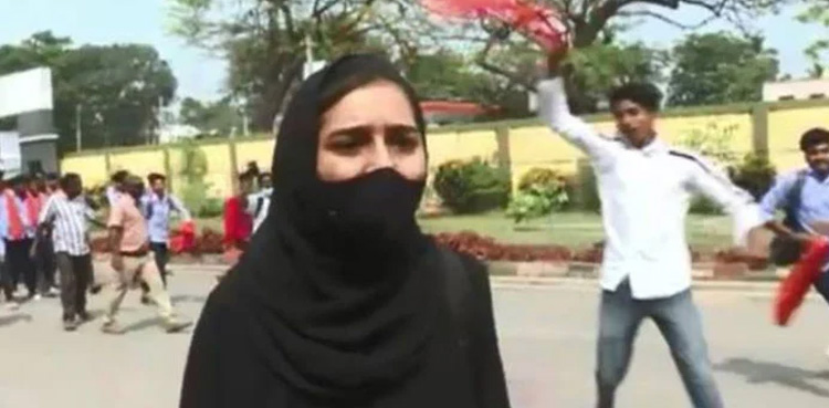 حجاب : نعرہ تکبیر لگانے والی بہادر مسلم طالبہ کیلئے5 لاکھ روپے انعام