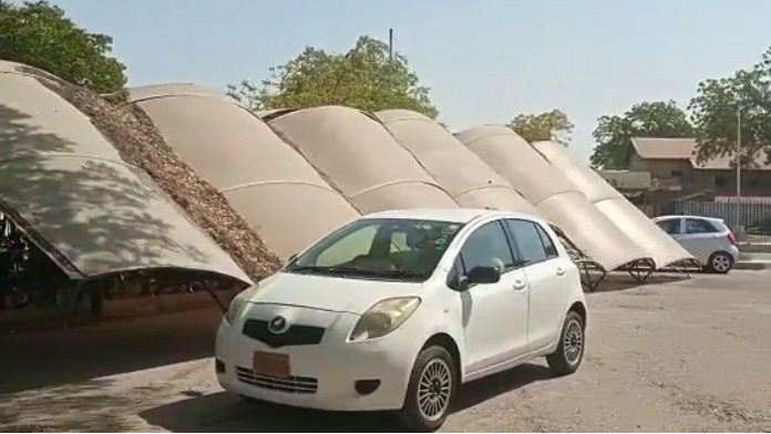 کار پارکنگ کا شیڈ اچانک گر پڑا، سی اے اے ملازمین بال بال بچ گئے
