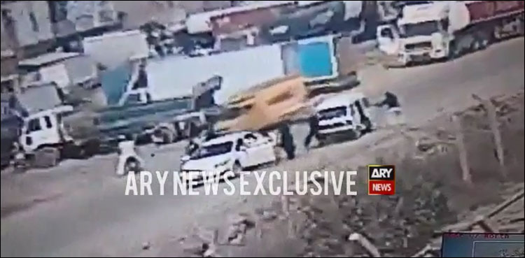 مصروف سڑک پر فلمی انداز میں کیش وین لوٹنے کی لرزہ خیز واردات (فوٹیج بچے نہ دیکھیں)