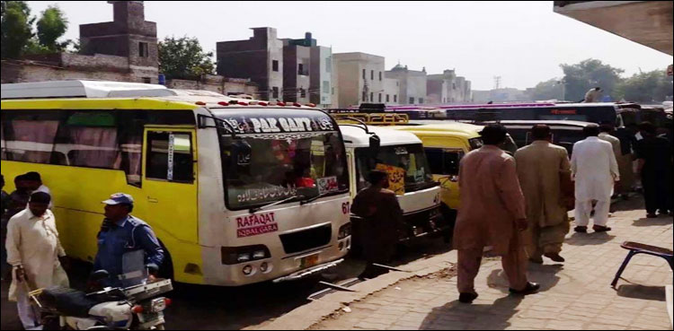 راولپنڈی: مسافر بس سائن بورڈ سے ٹکرا کر دو حصے ہوگئی، درجنوں زخمی