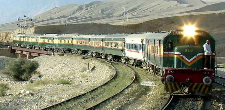 ڈرائیور کی حاضر دماغی،  پشاور سے کراچی جانے والی ‘عوام  ایکسپریس’ خطرناک حادثے سے بچ گئی