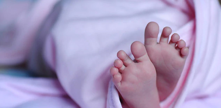 لیڈی ڈاکٹر کی بے حسی،  حاملہ خاتون نے سڑک کنارے بچے کو جنم دے دیا