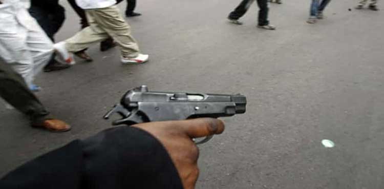 کراچی : پوسٹر لگانے پر 2 مذہبی جماعتوں کے کارکنان میں جھگڑا، فائرنگ سے 3 افراد زخمی