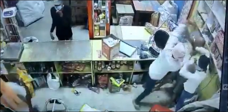 گروسری اسٹور کا مالک ڈاکوؤں کے لیے مصیبت بن گیا، ویڈیو وائرل