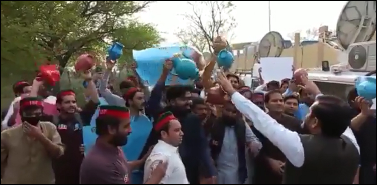 سندھ ہاؤس میں موجود حکومتی ارکان کے خلاف احتجاج کا سلسلہ شروع