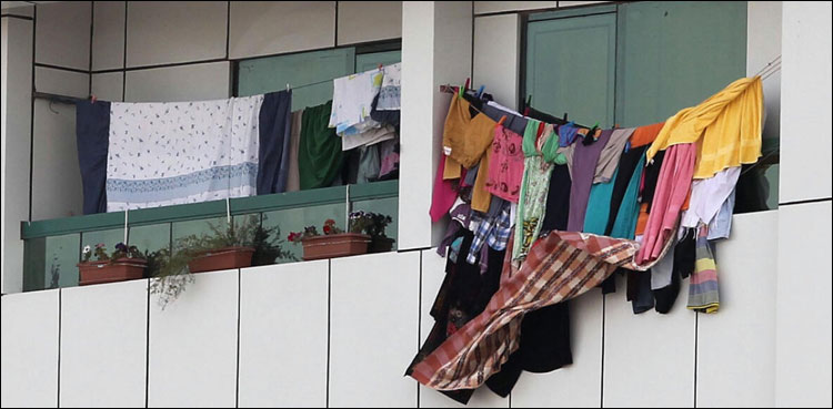 ابو ظہبی: بالکونیوں پر کپڑے سکھانے پر پابندی، بھاری جرمانہ عائد