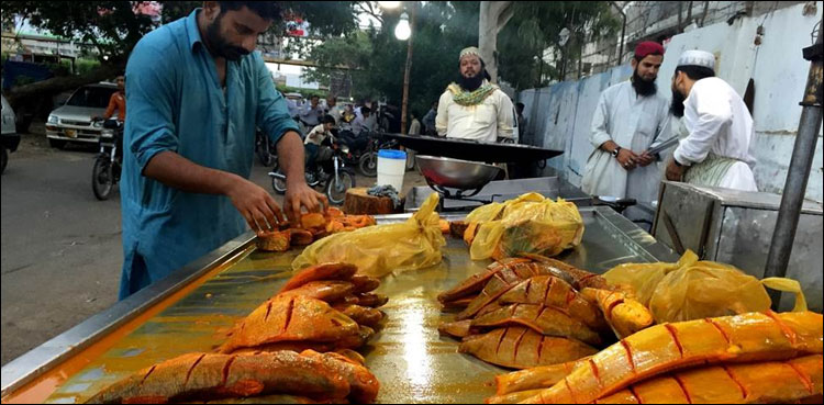 فٹ پاتھ پر اسٹال لگانے والے مچھلی فروش نے عدالت سے رجوع کرلیا
