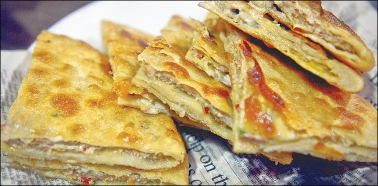 افطار کے لیے چکن چیز پراٹھا تیار کریں