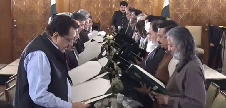 ‘سارے بڑے ڈاکو کابینہ میں شامل ہوگئے ہیں’
