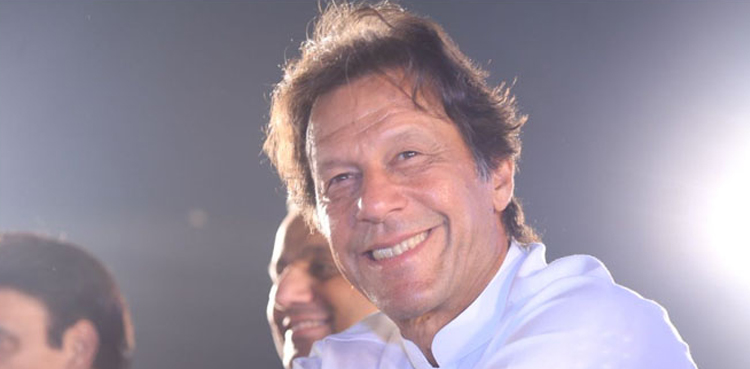 عمران خان نے منحرف اراکین کی تاحیات نااہلی کے لیے سپریم کورٹ سے رجوع کر لیا