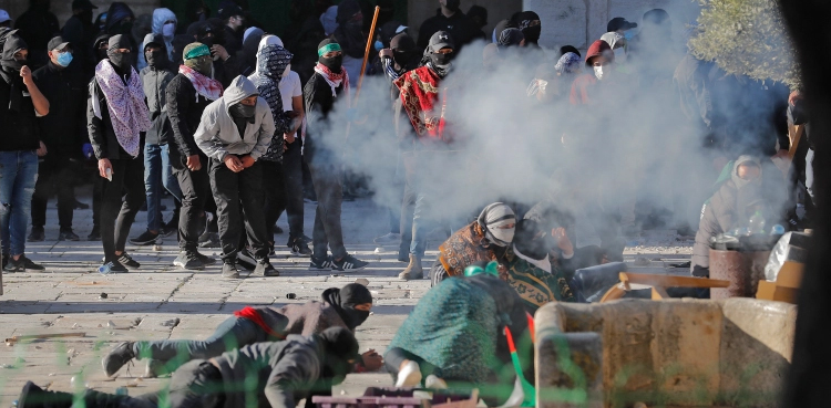 صیہونی فورسز کا  ایک بار پھر مسجد اقصیٰ پر حملہ ،  نمازیوں پر گولیاں برسادیں