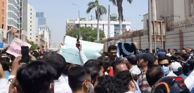 ہفتے کی چھٹی ختم کرنے کیخلاف احتجاج