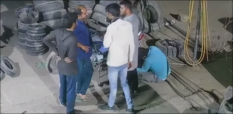 سڑک کنارے کھڑے افراد کے ساتھ اچانک دل دہلا دینے والا واقعہ (کمزور دل افراد ویڈیو نہ دیکھیں)