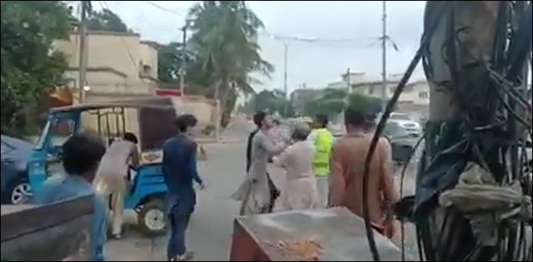 رکشہ ڈرائیور کے ہاتھوں ٹریفک پولیس اہل کار کی پٹائی، ویڈیو وائرل