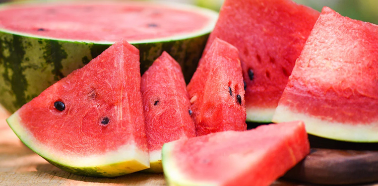 تربوز کھانے کے بعد پانی پینا کیسا ہے؟ جانئے