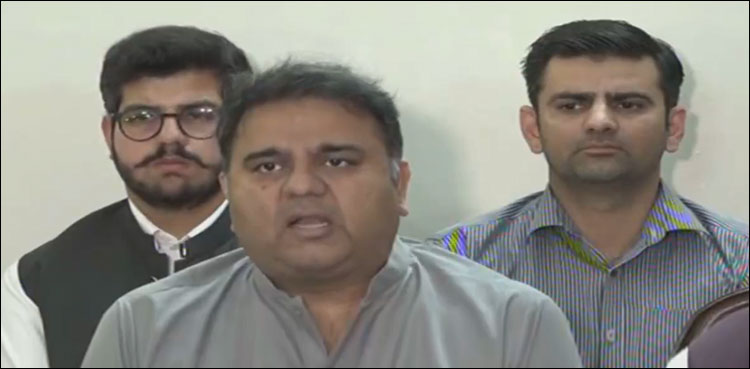 پنجاب میں چیف سیکریٹری اور آئی جی کو سمجھ نہیں آرہا کس کی بات سننی ہے: فواد چوہدری