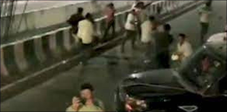 فلائی اوور بلاک کر کے دوست کی سالگرہ منانے والے منچلے گرفتار