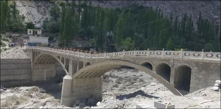 وادی ہنزہ: لوہے کا پل لگانے کے لیے مطلوبہ سامان روانہ، متبادل راستے سے ٹریفک جاری
