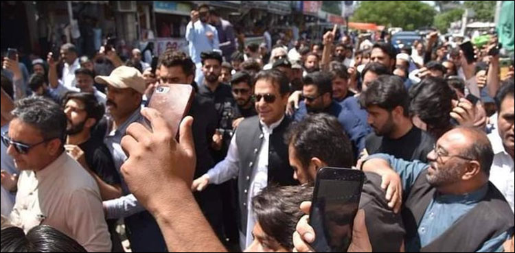 معروف گلوکارہ نے سیاسی رہنماؤں کو چیلنج کردیا