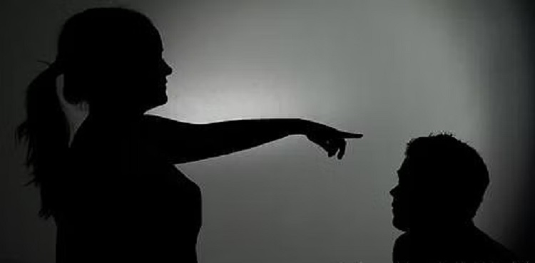 ‘بیوی کے تشدد سے بچایا جائے’ اسکول پرنسپل عدالت جاپہنچا