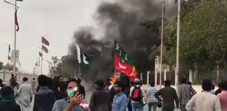 پی ٹی آئی کا نمائش چورنگی پر احتجاج : علی زیدی سمیت دیگر  رہنماؤں  کے خلاف دہشت گردی کے مقدمات درج