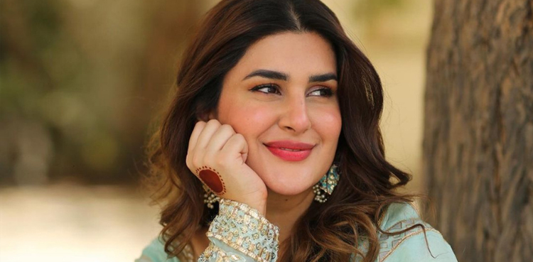 کبریٰ خان کی سالگرہ پر مداح نے انوکھے انداز میں جشن منایا، ویڈیو وائرل