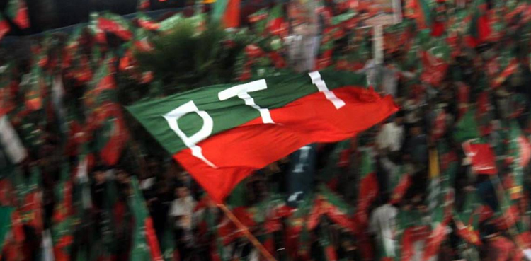 جیل بھروتحریک: تحریک انصاف کے کارکنان بڑی تعداد میں  شناختی کارڈ  جمع کرانا شروع