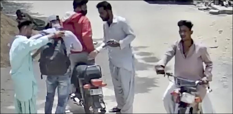 اسلحے کے زور پر دن دہاڑے لوٹ مار کی واردات، ویڈیو بچے نہ دیکھیں