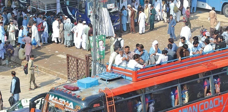 پٹرول مہنگا ہوتے ہی  پبلک ٹرانسپورٹرز  نے  مسافروں  پر بم گرادیا